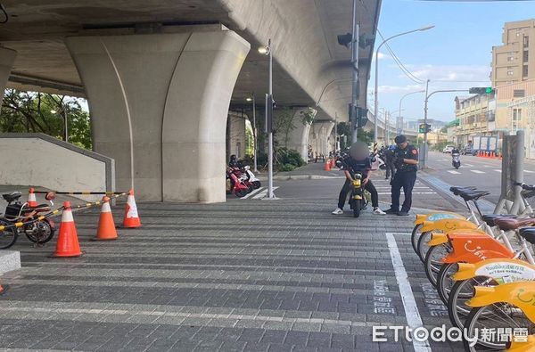 ▲▼台中豐原車站人行道變機車海　警狂掃292張罰單奏效了。（圖／記者許權毅翻攝）