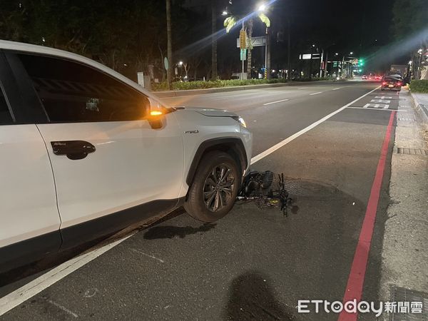 ▲▼監視器拍下左轉車撞上騎電輔車的網紅「安森」，「安森」遭撞後頭部重創倒地，電輔車卡在車底已毀損             。（圖／記者陳以昇翻攝）