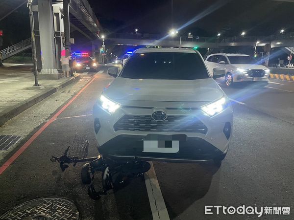 ▲▼監視器拍下左轉車撞上騎電輔車的網紅「安森」，「安森」遭撞後頭部重創倒地，電輔車卡在車底已毀損             。（圖／記者陳以昇翻攝）