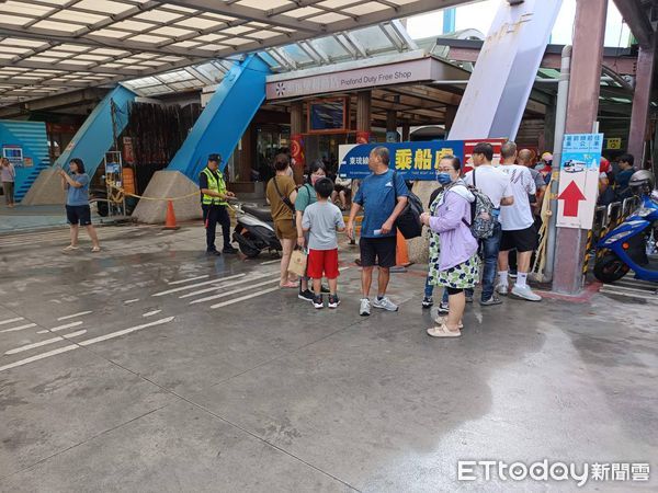 ▲東港警於小琉球迎王祭典期間全力疏導交通             。（圖／記者陳崑福翻攝）