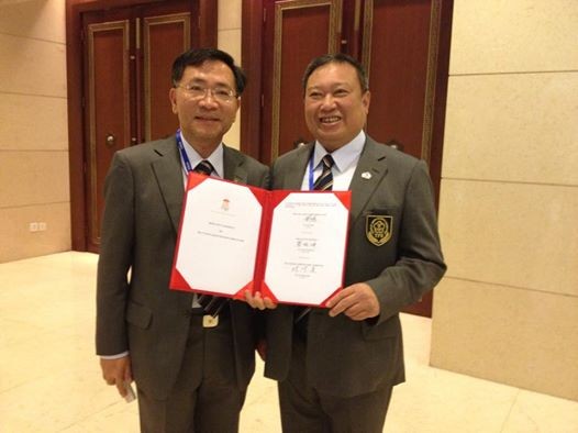 中華奧會主席林鴻道(右)和台中市副市長蔡炳坤(左)，成功申辦東亞青年運動會。(圖／擷自台中市體育處長房瑞文臉書)