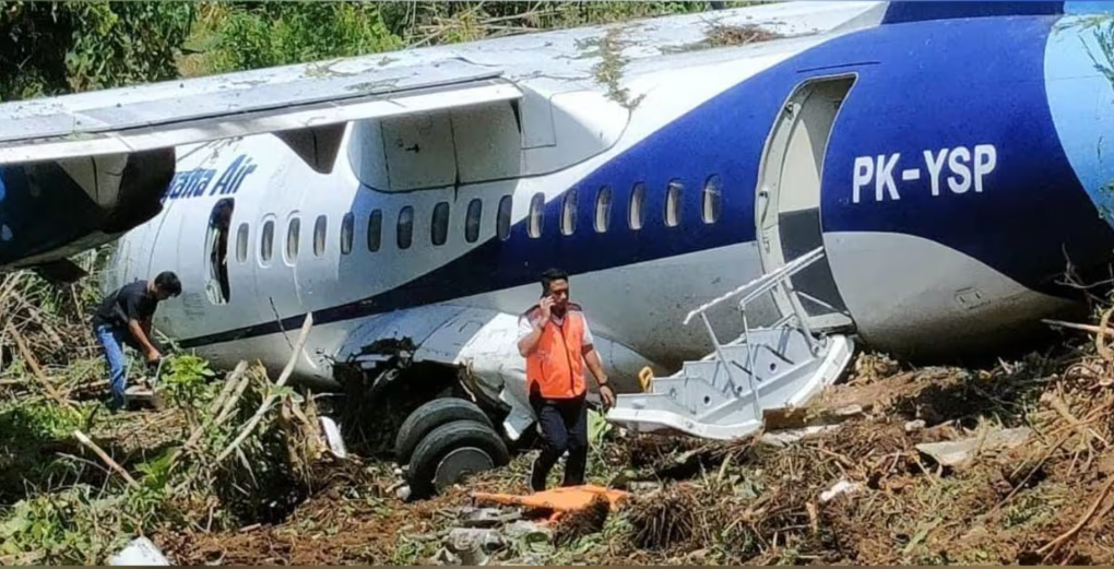 ▲▼印尼客機起飛「衝出跑道」撞毀！機上載48人　多名乘客受傷 。（圖／翻攝自Facebook／Yali Channiball）