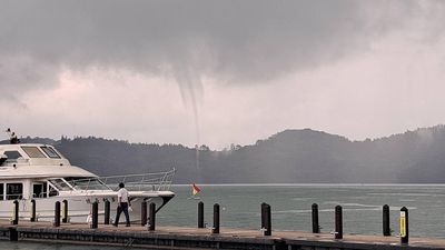 日月潭驚現罕見水龍捲！「湖天連線」2分鐘　氣象站：看到快遠離