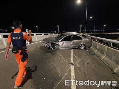 快訊／台南小客車撞護欄！駕駛拋出「飛落20米河中」　命危搶救中