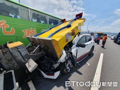 緩撞車又挨撞！台74轎車「鏟車尾」慘狀曝　駕駛自行就醫