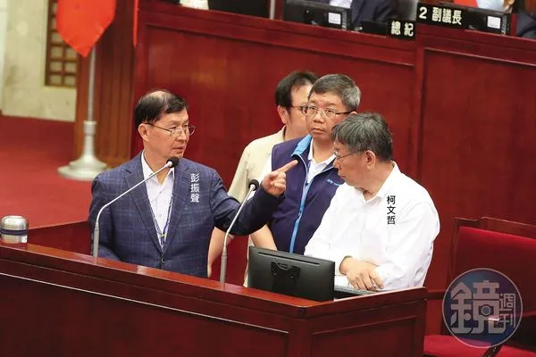 柯文哲2018連任台北市長後，彭振聲是從工務局長獲拔擢成副市長，他被收押第2天就向檢方供出實情。