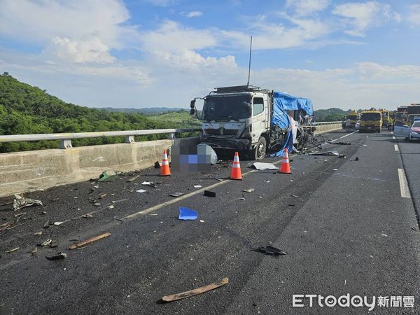 ▲國道3號南下146公里發生重大死亡事故，砂石車擦撞故障大貨車和拖吊車，釀成1死1命危。（圖／記者楊永盛翻攝）