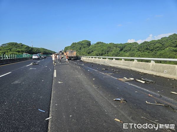 ▲國道3號南下146公里發生重大死亡事故，砂石車擦撞故障大貨車和拖吊車，釀成1死1命危。（圖／記者楊永盛翻攝）