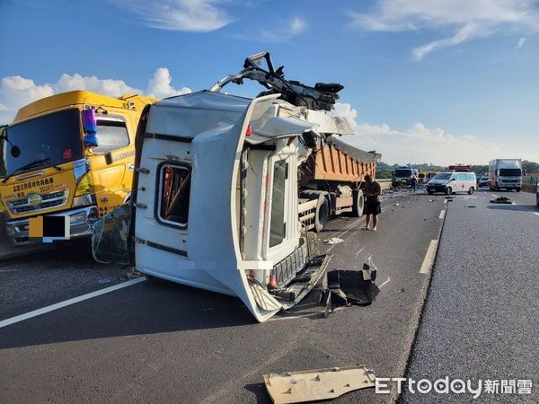 ▲國道3號南下146公里發生重大死亡事故，砂石車擦撞故障大貨車和拖吊車，釀成1死1命危。（圖／記者楊永盛翻攝）