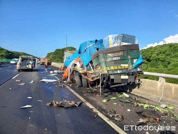 ▲國道3號南下146公里發生重大死亡事故，砂石車擦撞故障大貨車和拖吊車，釀成1死1命危。（圖／記者楊永盛翻攝）