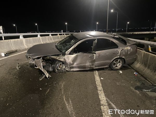 ▲國道七股交流道上方有1輛自小客車，9日深夜疑似自撞護欄，56歲劉姓駕駛人被拋出車外，掉落台南市七股區台61橋下河道水中，消防人員將傷者救起送醫。（圖／民眾提供，下同）