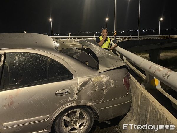 ▲國道七股交流道上方有1輛自小客車，9日深夜疑似自撞護欄，56歲劉姓駕駛人被拋出車外，掉落台南市七股區台61橋下河道水中，消防人員將傷者救起送醫。（圖／民眾提供，下同）