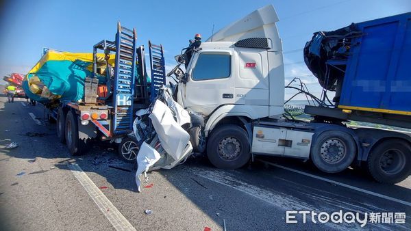 圖 國3轎車遭2大車夾撞！「扁到看不出車型」