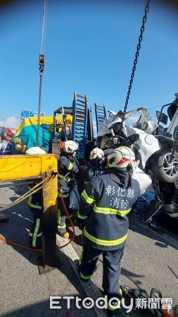 圖 國3轎車遭2大車夾撞！「扁到看不出車