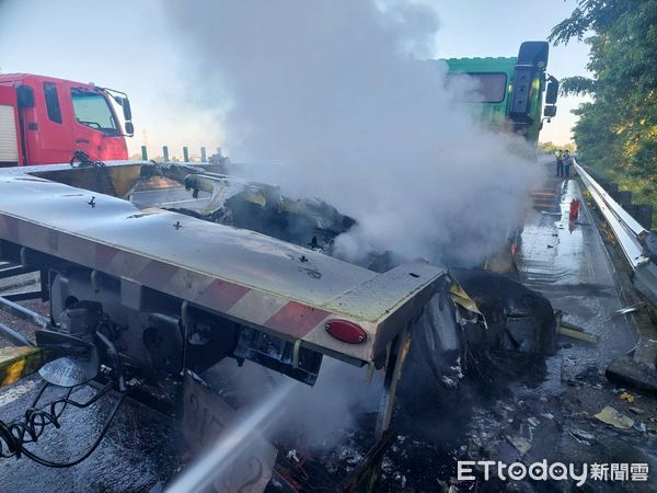 ▲國3北向306.9k處10日上午6時2分許，傳出火燒車事件，1部拖板車行駛中起火燃燒，停靠外側路肩，消防人員射水搶救。（圖／民眾提供，下同）