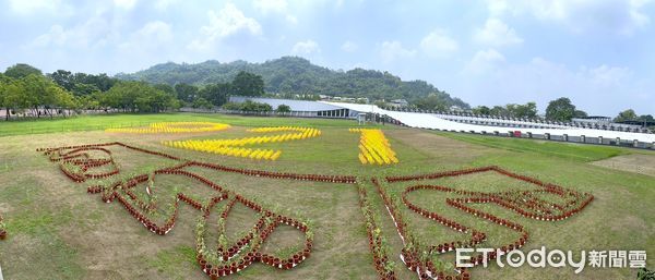 ▲「趴掩穩Check！花海地景」，期望將地震避難姿勢「趴、掩、穩」深植在每個人心中。（圖／國立自然科學博物館提供）