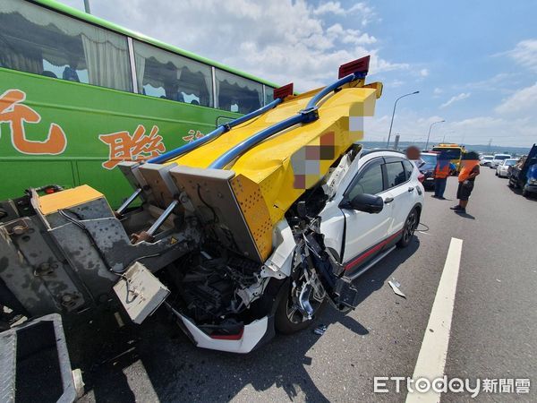 ▲▼一輛自小客車未注意車前狀況，直接插進緩撞車車底，所幸僅輕傷。（圖／民眾提供，下同）