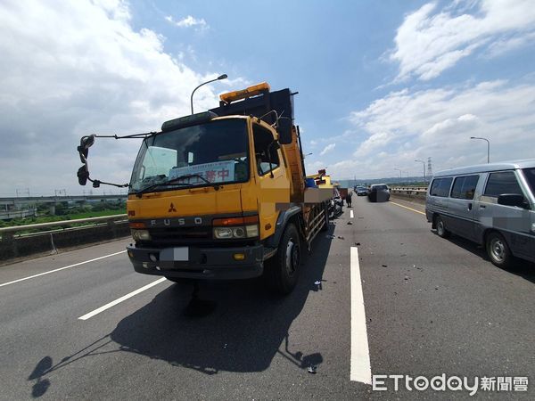 ▲▼一輛自小客車未注意車前狀況，直接插進緩撞車車底，所幸僅輕傷。（圖／民眾提供，下同）