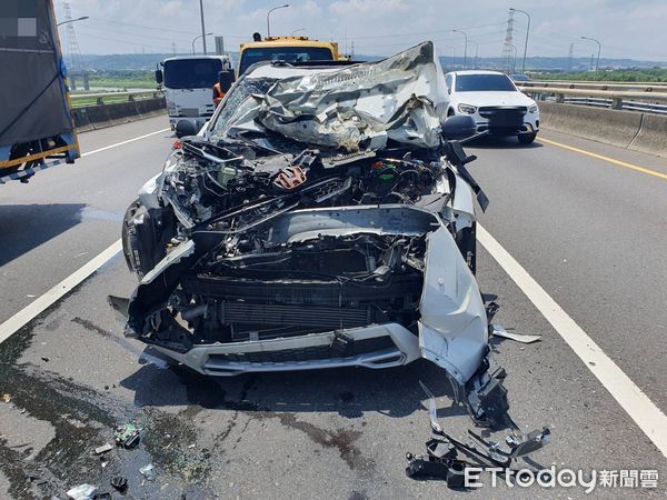 ▲▼一輛自小客車未注意車前狀況，直接插進緩撞車車底，所幸僅輕傷。（圖／民眾提供，下同）