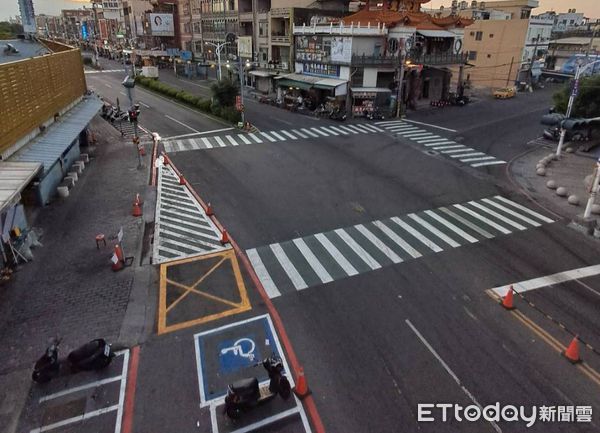 ▲東港僑市場前道路工程改善已完成，東港警據以強力執法             。（圖／記者陳崑福翻攝）