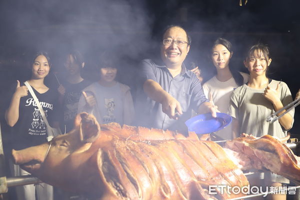 ▲中華醫大新生訓練之夜舉辦迎新烤肉，校長孫逸民開心與新生分享烤全豬，新聲代校園歌唱比賽，為活動助興。（圖／記者林東良翻攝，下同）