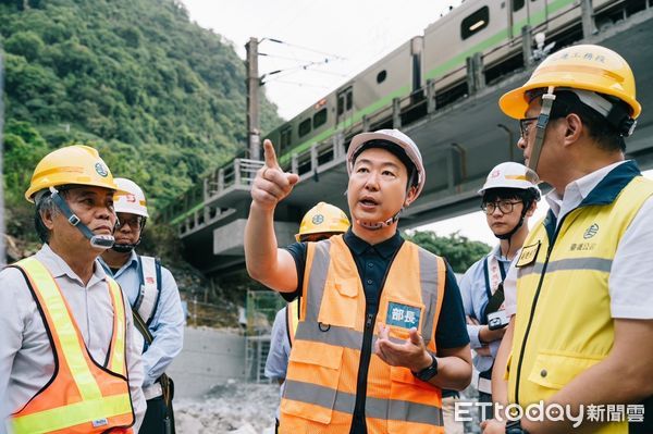 ▲▼交通部長陳世凱視察台鐵北迴線西小清水溪橋復建情形。（圖／交通部提供）