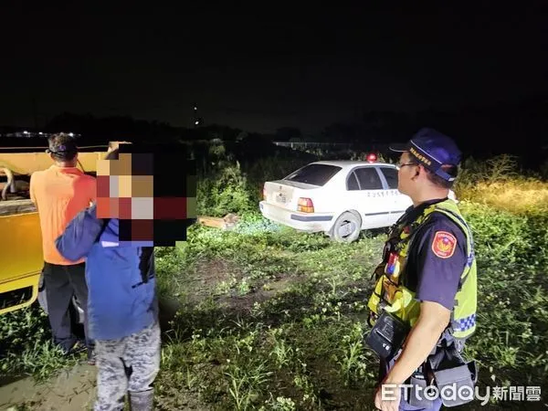 ▲枋寮警分局石光所警員王晧明及林振庭助林男車輛脫困             。（圖／記者陳崑福翻攝）