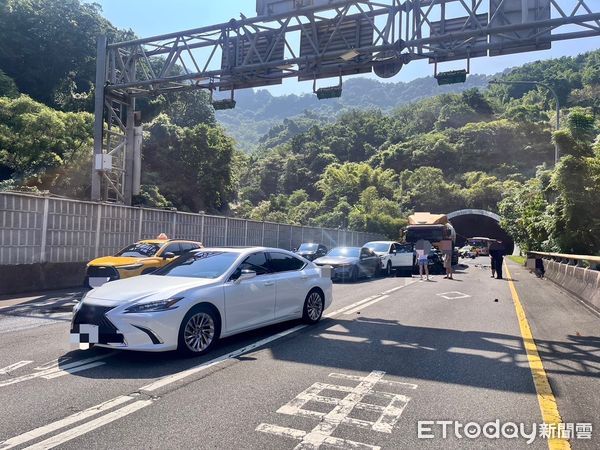 ▲北市信義快速道路追撞車禍釀5傷。（圖／記者張君豪翻攝，下同）