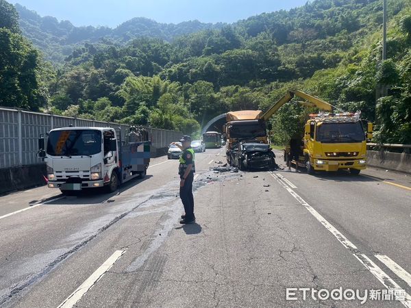 ▲北市信義快速道路追撞車禍釀5傷。（圖／記者張君豪翻攝，下同）