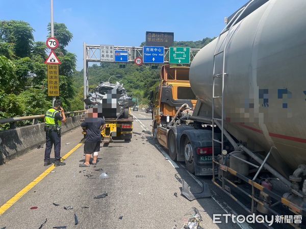 ▲北市信義快速道路追撞車禍釀5傷。（圖／記者張君豪翻攝，下同）