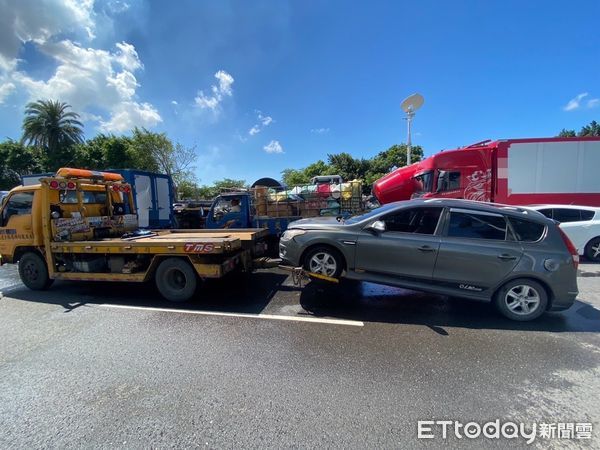 ▲▼ 熱過頭！高雄小客車「引擎發爐」燒起來　駕駛半路聞燒焦味驚逃。（圖／記者吳世龍翻攝）