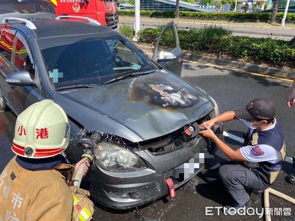 ▲▼ 熱過頭！高雄小客車「引擎發爐」燒起來　駕駛半路聞燒焦味驚逃。（圖／記者吳世龍翻攝）