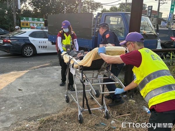 ▲並通知消防救護人員將黃男送往醫院檢查。（圖／龍潭警分局提供）