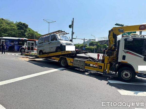 ▲11日上午一輛小貨車自撞信義快速道路萬芳匝道分隔島翻車  。（圖／記者張君豪翻攝）