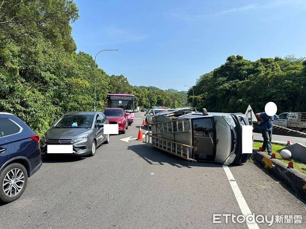 ▲11日上午一輛小貨車自撞信義快速道路萬芳匝道分隔島翻車  。（圖／記者張君豪翻攝）