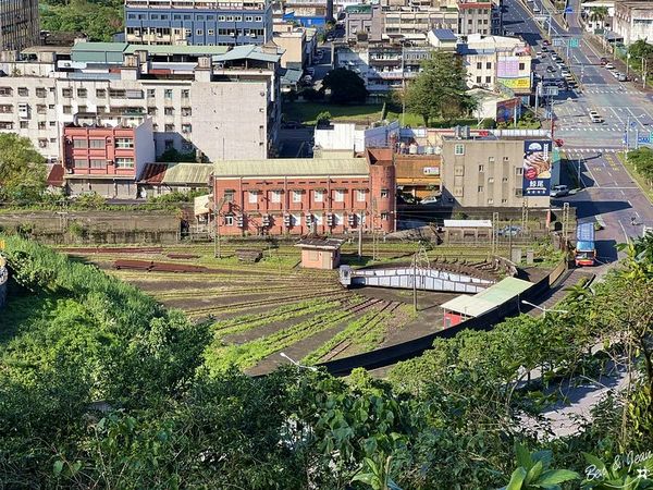 ▲▼巨大老榕，鳥瞰三澳風景、扇形火車庫 ，軍商漁港三合一的美景盡收眼底。（圖／部落客紫色微笑提供）