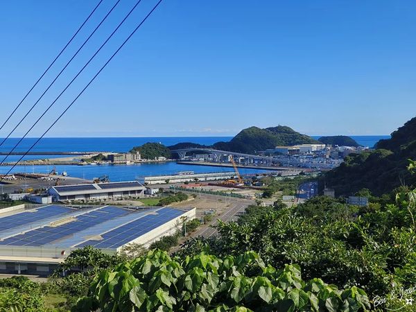 ▲▼巨大老榕，鳥瞰三澳風景、扇形火車庫 ，軍商漁港三合一的美景盡收眼底。（圖／部落客紫色微笑提供）