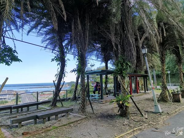 ▲▼巨大老榕，鳥瞰三澳風景、扇形火車庫 ，軍商漁港三合一的美景盡收眼底。（圖／部落客紫色微笑提供）