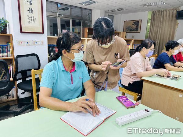 ▲教育部表揚數位機會中心優良團隊及人員，新化區大新國小及東山區東山國小團隊獲優良團隊，左鎮國小陳容芯教師及將軍區漚汪國小蔡芬香志工獲獎。（圖／記者林東良翻攝，下同）