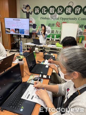 ▲教育部表揚數位機會中心優良團隊及人員，新化區大新國小及東山區東山國小團隊獲優良團隊，左鎮國小陳容芯教師及將軍區漚汪國小蔡芬香志工獲獎。（圖／記者林東良翻攝，下同）