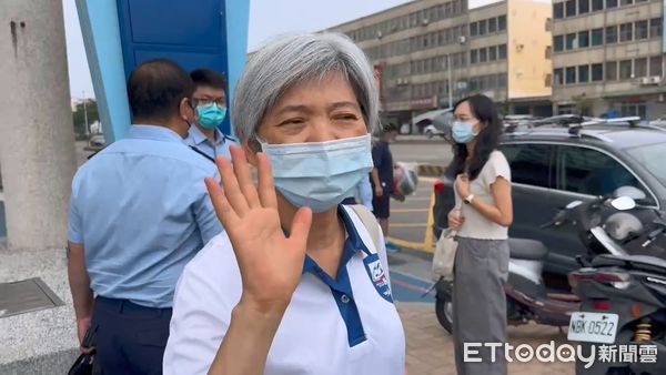 ▲▼飛官謝沛勳父母由軍方人員開車護送回家。（圖／民眾提供，下同）