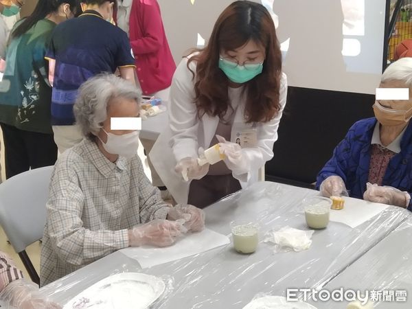 ▲臺中榮總埔里分院為高齡長者量身推出「高纖低糖冰心月餅」DIY食譜。（圖／台中榮總埔里分院提供，下同）