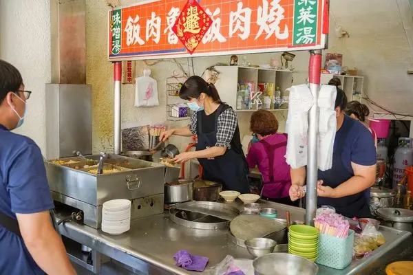 ▲▼賀加燒肉飯，炭烤香氣撲鼻而來！超高cp值50元有找的燒肉飯老店。（圖／部落客高雄美食地圖提供）