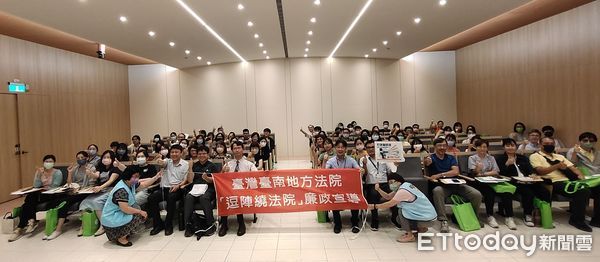 ▲台南地院舉辦「逗陣繞法院」廉政宣導活動，邀請台南市交通局、南部科學園區廠商等75位來賓參加，台南市交通局副局長熊萬銀（左）、台南地院沈揚仁院長交流。（圖／記者林東良翻攝，下同）