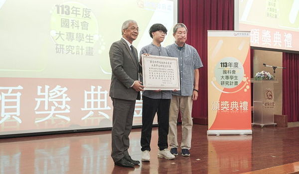 圖一：世新大學校長陳清河（左）頒發獎狀予榮獲112年度國科會大專學生研究創作獎的企管系畢業學生許少儿（中）與指導教授張力（右）。（圖／世新大學提供）