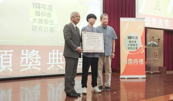 圖一：世新大學校長陳清河（左）頒發獎狀予榮獲112年度國科會大專學生研究創作獎的企管系畢業學生許少儿（中）與指導教授張力（右）。（圖／世新大學提供）