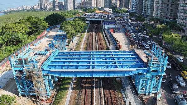 ▲淡北道路施工便橋主梁吊裝完成。（圖／新北市工務局提供）