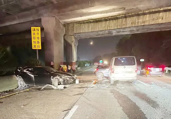 ▲國道3號桃園大溪南下路段65K處，昨晚發生4車連環碰撞事故，國道六隊警方到場處理。（圖／國道六隊提供）