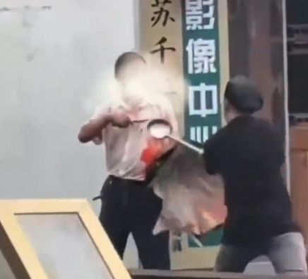 ▲▼陸男大街砍人！滷味店廚師「拿大勺」衝出來阻止。（圖／翻攝微博）