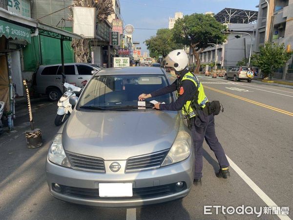 ▲屏東縣警方開單告發違規車輛             。（圖／記者陳崑福翻攝）